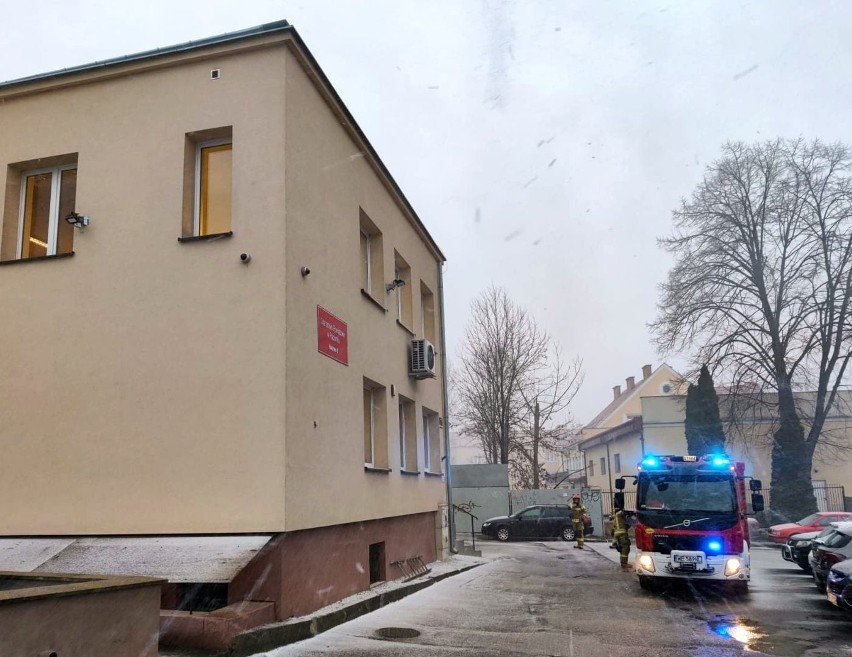 Burza śnieżna w Radomiu i powiecie radomskim. Kilkadziesiąt interwencji strażackich, powalone drzewa, uszkodzone dachy