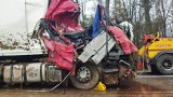 W Michałowie w gminie Rzeczniów Tir uderzył w drzewo. Pień wbił się do szoferki, ranny kierowca w szpitalu. Zdjęcia z miejsca zdarzenia