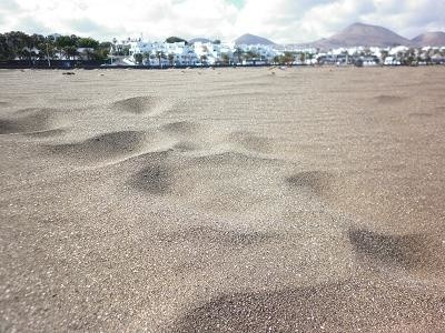 Piaszczyste plaże Lanzarote zawdzięcza pobliskiej Saharze