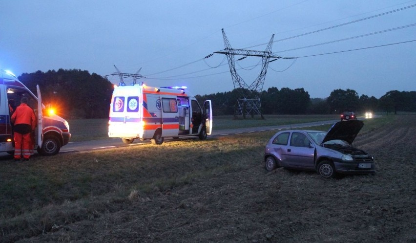 Wypadek pod Wrocławiem. Opel wypadł z drogi 