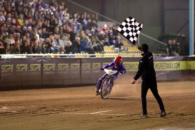 Discovery Sports Events, nowy promotor indywidualnych mistrzostw świata, wprowadza wiele nowości. Jedną z nich jest rozgrywanie w jeden weekend zawodów Speedway Grand Prix (seniorzy) i Speedway Grand Prix 2 (juniorzy). Pierwszym miastem, które ugości najlepszych żużlowców obu kategorii wiekowych będzie Praga. Wiele się będzie działo także na innych torach. ZOBACZ PLAN TRANSMISJI NA NAJBLIŻSZE DNI PRZEGLĄDAJĄC ZDJĘCIA >>>