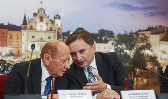 Tadeusz Ferenc i Zbigniew Ziobro w rzeszowskim ratuszu podpisali umowę w sprawie przekazania Zamku Lubomirskich.