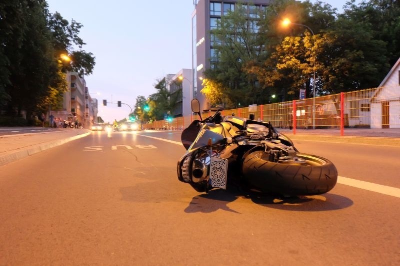 Ul. Sienkiewicza. Wypadek motocyklistki. Opel zajechał jej drogę (zdjęcia, wideo)
