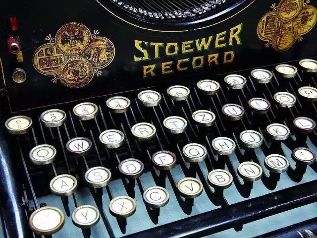 Pierwsza maszyna do pisania, Model 1, fabrykę Stoewera opuściła w 1903 r. Skonstruował ją Paul Grützman. 