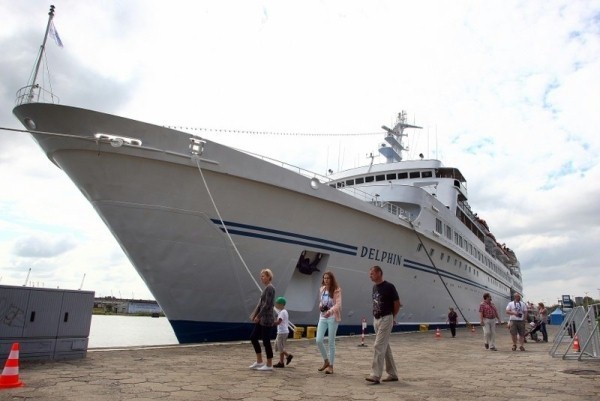 Wycieczkowiec MV Delphin zacumuje w Szczecinie.