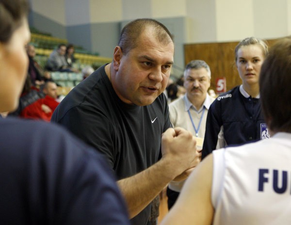 Grzegorz Wiśniowski ma za sobą kilka pierwszych miesięcy pracy z koszykarkami AZS-u.