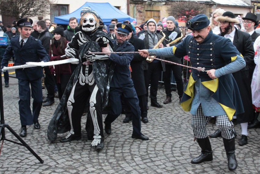 Gmina Jedlińsk. Ścięcie Śmierci 2018. Jedlińskie Kusaki - zwyczaj, który przetrwał kilkaset lat. Korowód przebierańców przeszedł ulicami 