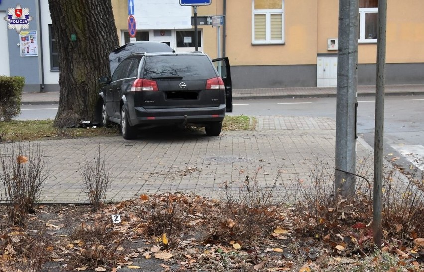 Wypadek w Hrubieszowie. W drodze na komendę pomogli kobiecie, która zasłabła i wjechała w drzewo 