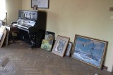 Tajemniczy, opuszczony "dom artysty" w Śląskiem. W środku pianino, mnóstwo obrazów, grafik i płyty Elvisa Presley'a