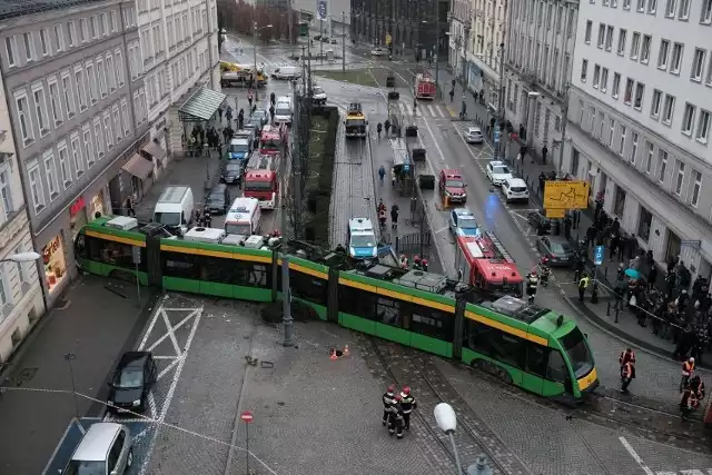 "Dosłownie chwilę wcześniej do samochodu, który został staranowany, szła kobieta. Na szczęście, ktoś ją zawołał i zawróciła. Ta sytuacja pozwoliła uratować jej życie"Więcej zdjęć ---->