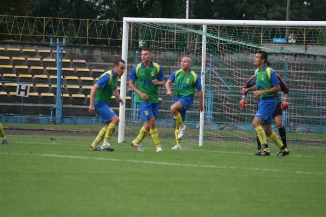 Mecz 5 września na stadionie OSiR przy ul. Leśnej był dla piłkarzy Lecha Rypin powrotem sentymentalnym. Mateusz Ewert i Mariusz Cichowlas pochodzą z Włocławka (pierwszy i trzeci od prawej), a Piotr Buchalski (pierwszy z lewej) i Marcin Baranowski, także mają na swoim koncie występy w Kujawiaku.