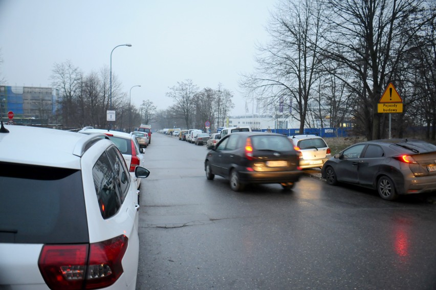 Kraków. Szpital Uniwersytecki się buduje, drogi nie. Wąskie ulice mogą uwięzić karetki i chorych