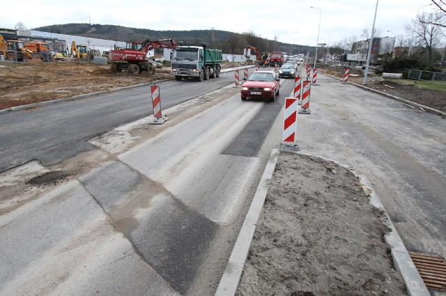 Na ulicy Popiełuszki, na wysokości budowanego Lidla ułożono nowy asfalt ale tylko fragmentami.