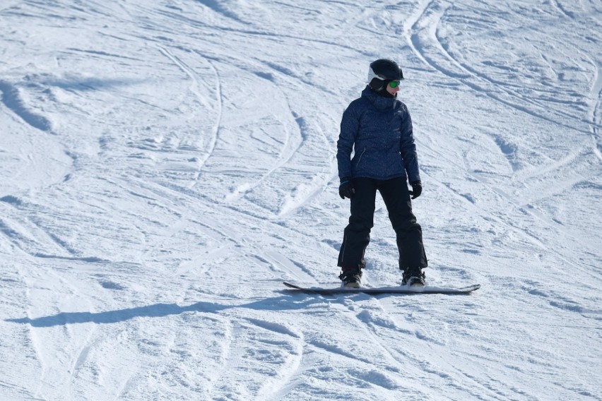 Bardzo dobre warunki przyciągnęły w sobotę sporo narciarzy i...