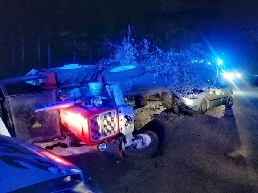 Wypadek w gminie Somianka. Wjechał w nieoświetloną przyczepę załadowaną gałęziami. Dwie osoby w szpitalu. 12.08.2020. Zdjęcia, wideo