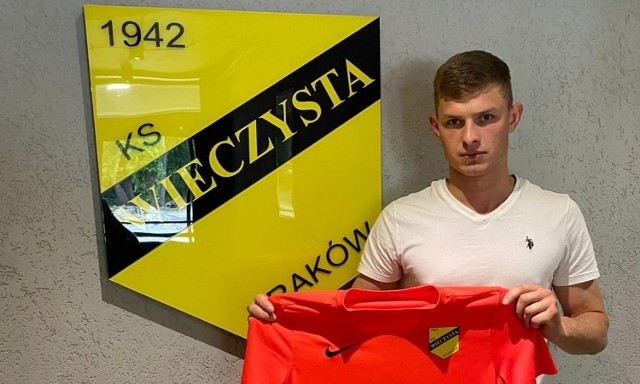 20-letni bramkarz Jakub Kowalski z koszulką Wieczystej Kraków
