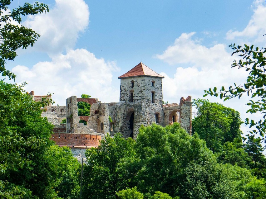 Zamek położony jest ok. 30 kilometrów od granic Krakowa, w...