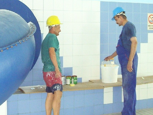 Remonty przeprowadzają Waldemar Mielnik oraz Roman Sokołowski, pracownicy pływalni. Dzięki temu udało się znacznie obniżyć koszty prac 