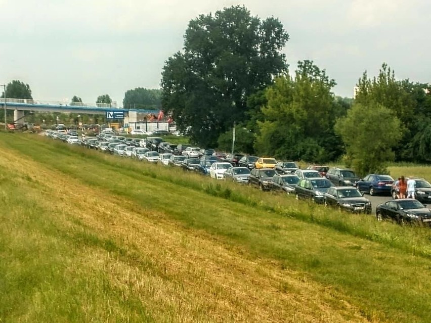 Samochody zastawiają Wyspę Bolko szczególnie w weekendy