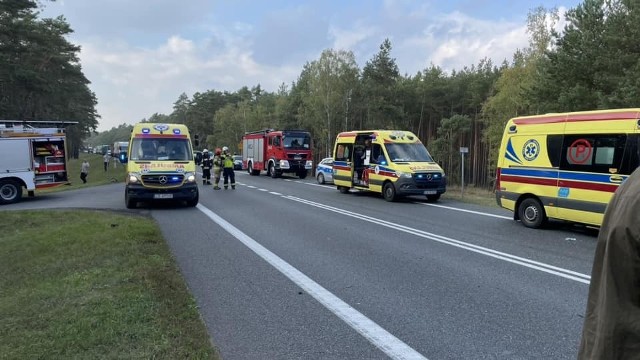 Wypadek w miejscowości Przyłubie w powiecie bydgoskim. Trzy osoby trafiły do szpitala. Droga długo była zablokowana.