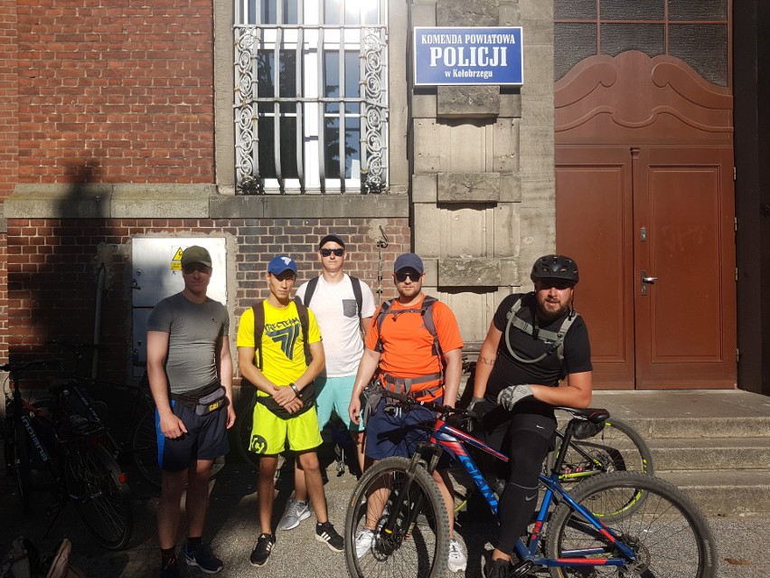 Sztafeta ,,Mundur na rowerze" pokonała 86 km z Darłowa do Kołobrzegu