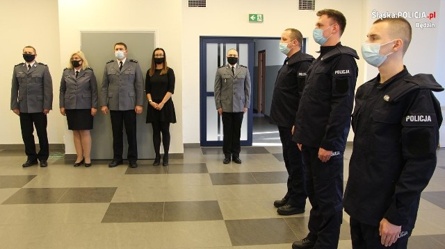 Trzej nowi policjanci złożyli ślubowanie w Komendzie Powiatowej Policji w Będzin Zobacz kolejne zdjęcia/plansze. Przesuwaj zdjęcia w prawo - naciśnij strzałkę lub przycisk NASTĘPNE