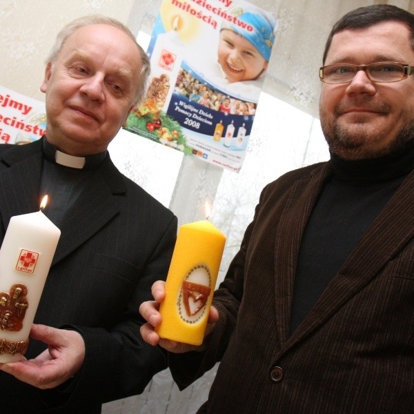 Ks. Wojciech Łazewski i Marek Masalski prezentują tegoroczne świąteczne świece