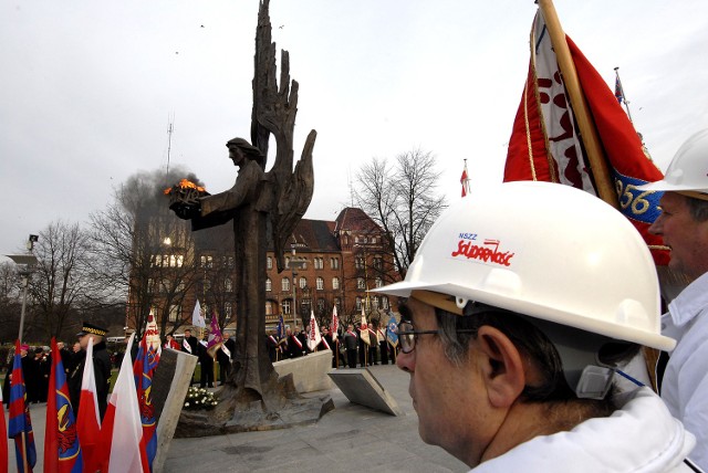 Pomnik &#8222;Anioł Wolności&#8221; powstał ku czci osób, które zginęły w grudniu 1970 roku na ulicach Szczecina. Tu też w sobotę złożono kwiaty i zapalono znicze.