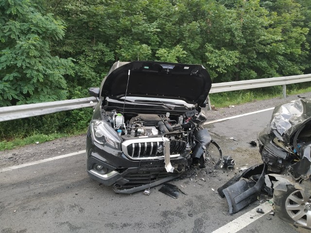 Do groźnego wypadku doszło na drodze krajowej nr 158. Ok. godz. 6.30 za Zwierzynem w kierunku Strzelec Krajeńskich zderzyły się suzuki i volkswagen.Pierwsi na miejsce dotarli strażacy z Jednostki Ratowniczo-Gaśniczej PSP w Strzelcach Krajeńskich. - Pojazdami podróżowali jedynie kierujący nimi mężczyźni. Obaj odnieśli nieznaczne obrażenia, wydostali się z uszkodzonych aut o własnych siłach. Poszkodowanym udzieliliśmy kwalifikowanej pierwszej pomocy, a następnie przekazaliśmy poszkodowanych Zespołowi Ratownictwa Medycznego – informują strażacy.  Po wypadku droga była zablokowana przez ok. 2 godziny. Konieczne było m.in. usunięcie z jezdni płynów, które wyciekły z aut. Czytaj także: Korytarz życia na drodze. Jak go utworzyć? Wystarczy przestrzegać kilku zasad!Wideo: Jak się zachować, kiedy jesteśmy świadkami wypadku?źródło: Dzień Dobry TVN/x-news