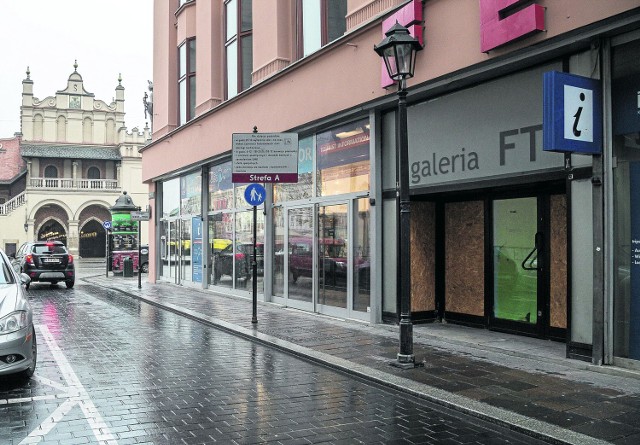 Do atrakcyjnego lokalu po galerii wchodzi się od ul. św. Jana. Z okien na pierwszym piętrze rozciąga się widok na cały Rynek Główny. Magistrat zapewne będzie chciał wynająć pomieszczenia i sporo zarobić