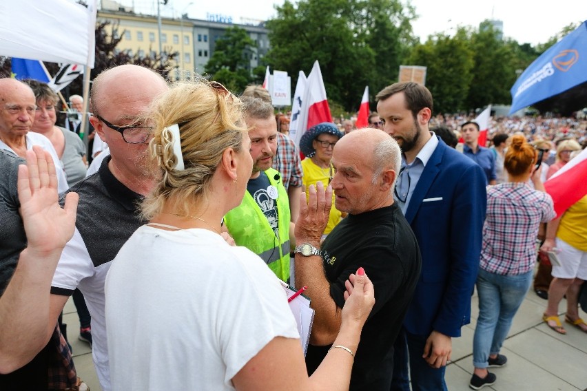 Protest na Placu Solidarności przeciwko reformie sądów. Przyszedł tłum [zdjęcia, wideo] 