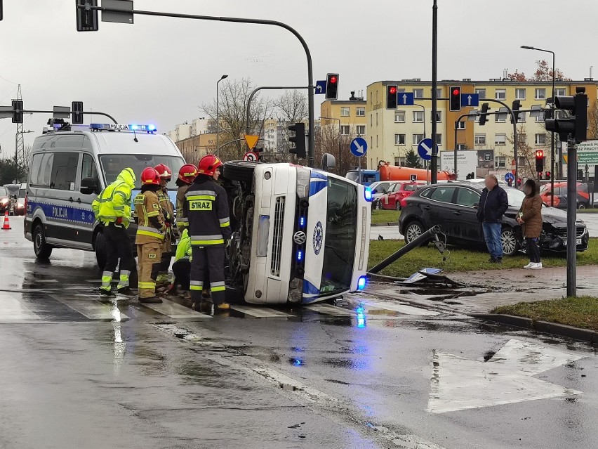 Do zderzenia karetki transportu medycznego i auta osobowego...