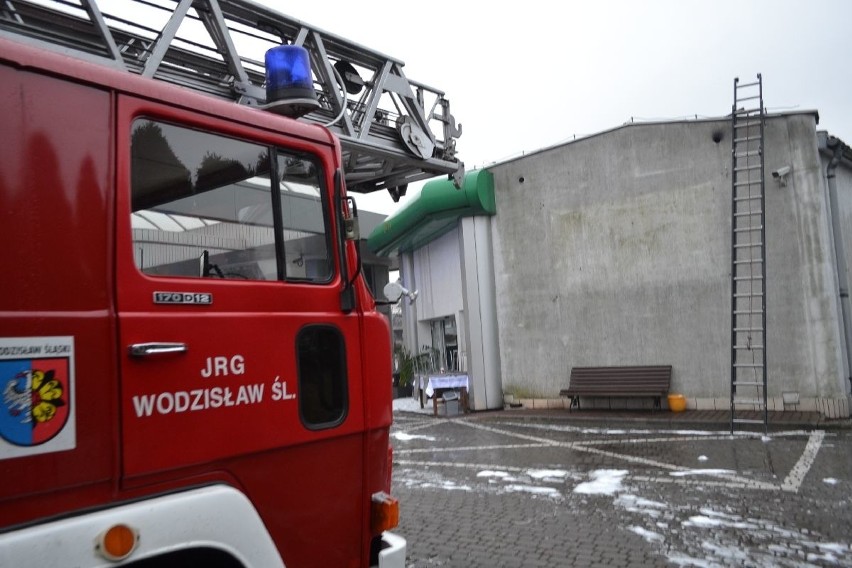 Kilkudziesięciu strażaków gasiło pożar na stacji w...