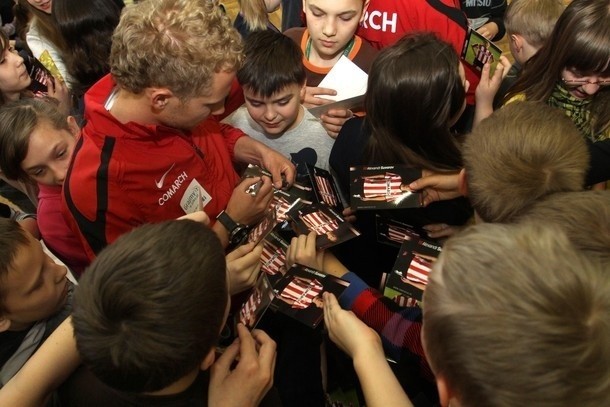 Piłkarze Cracovii odwiedzili dzieci w szkole podstawowej