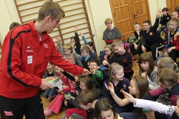 Piłkarze Cracovii odwiedzili dzieci w szkole podstawowej