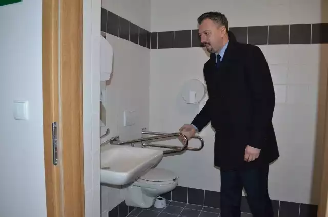 Wiceburmistrz Tomasz Stybaniewicz pokazywał także toalety.