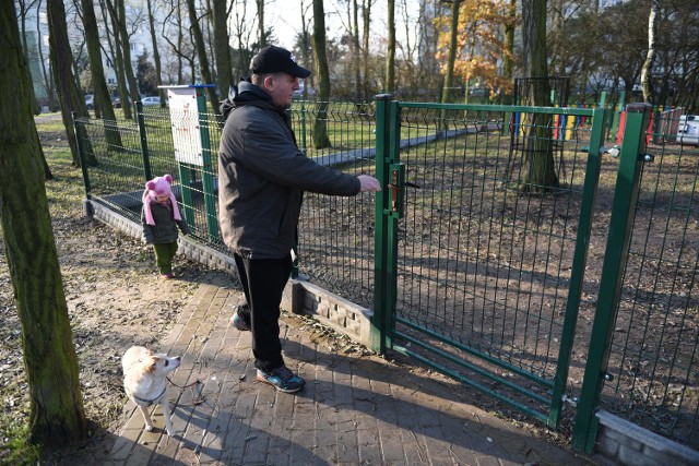 Mieszkańcy Rubinkowa skarżą się na glinę na wybiegu dla psów