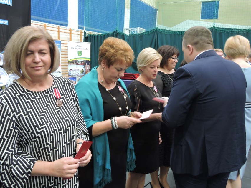 Ostrów Mazowiecka. Dzień Edukacji Narodowej: odznaczenia i nagrody dla najlepszych z subregionu [ZDJĘCIA, WIDEO]