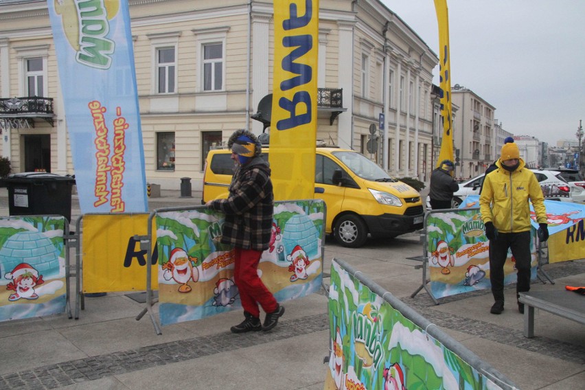 Choinki pod choinkę od RMF FM w Kielcach w czwartek. Tłum odbierał drzewka na Rynku! 