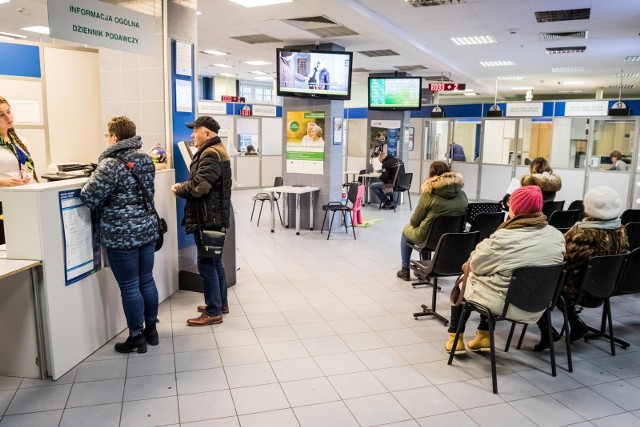 Problem wynika z tego, że wielu pracowników l4 traktuje jak urlop. Zamiast leżeć w łóżku symulanci wyjeżdżają na wakacje lub urządzają remont.