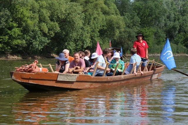Wycieczka łodzią płaskodenną pod Sanie, kierowaną przez doświadczonego ulanowskiego retmana Mieczysława Łabęckiego, uczestnika wielu flisów.