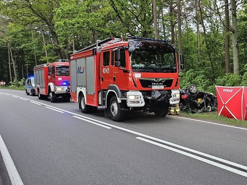 Tragiczny wypadek w pobliżu Stołczna w gminie Człuchów. Nie żyje 45-letni kierowca