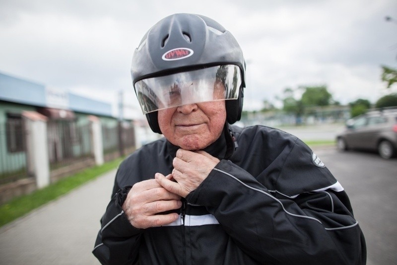 Ma 92 lata i gna motocyklem