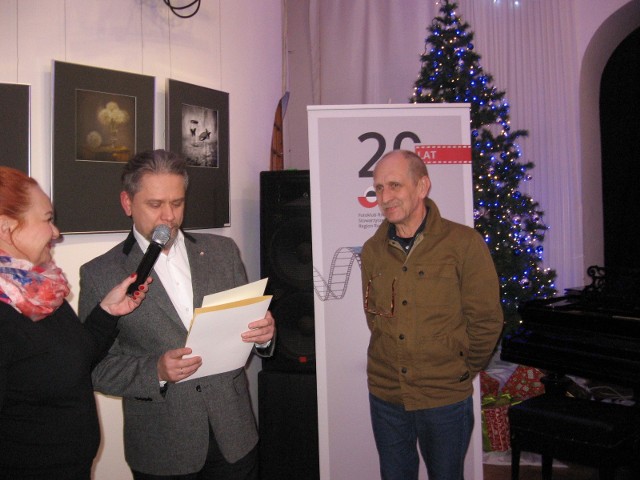 Dyplom z gratulacjami otrzymuje Szczepan Kurzeja.