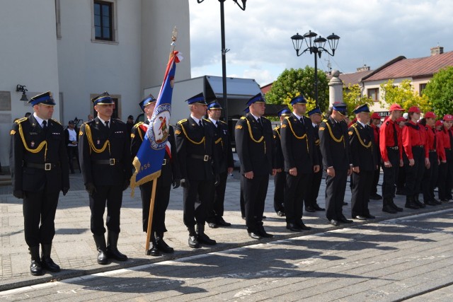 Uroczysty apel z okazji Powiatowego Dnia Strażaka odbył się na Rynku w Szydłowcu. W sobotę 21 maja świętowali wspólnie strażacy zawodowi i ochotnicy.