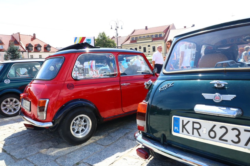 Myślenice. Kilkadziesiąt samochodów marki mini na rynku prezentowało swoje wdzięki 