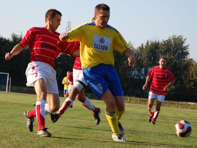 Pogoń Leżajsk (żółte koszulki) zagra na boisku mocnej Crasnovii o komplet punktów.