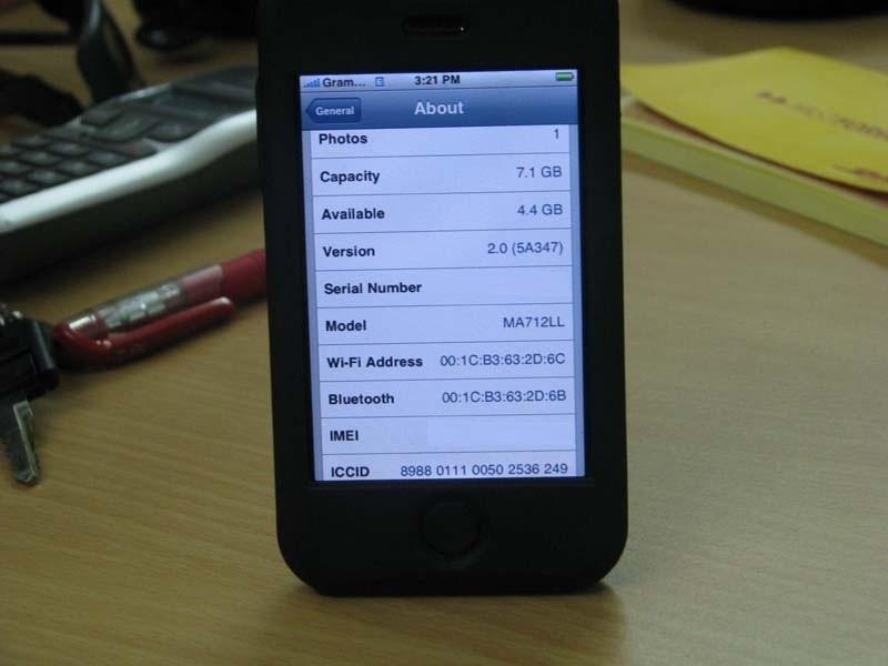 Apple Iphone zadebiutował na rynku 29 czerwca 2007 roku....