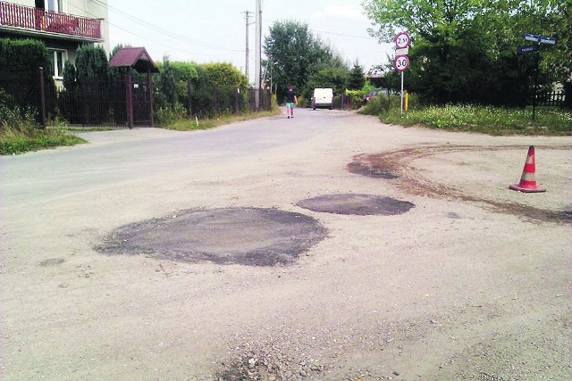 Okazuje się, że dziury załatane są recykliną, nie asfaltem