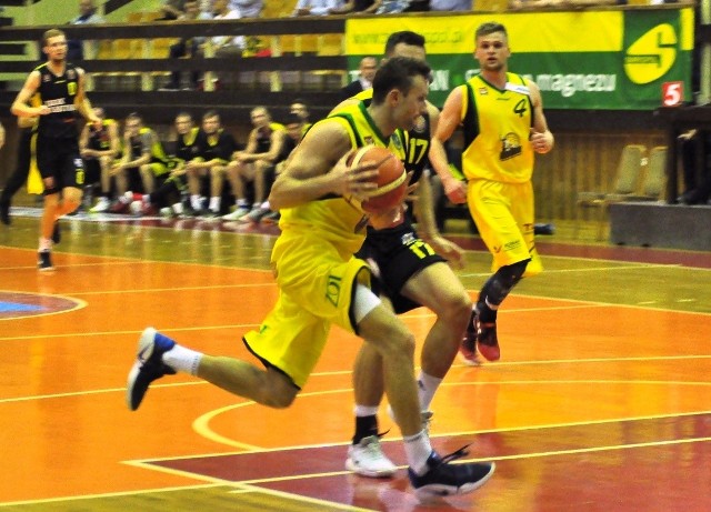 Koszykarze Siarki Tarnobrzeg (w żółtych koszulkach) odnieśli wyjazdowe zwycięstwo w meczu ze Śląskiem Wrocław.